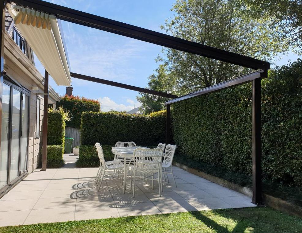 Hliníková pergola Adiwood s posuvnou PVC střechou