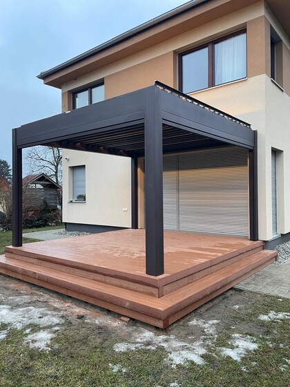 Říčany realizace WPC terasy a bioklimatické pergoly